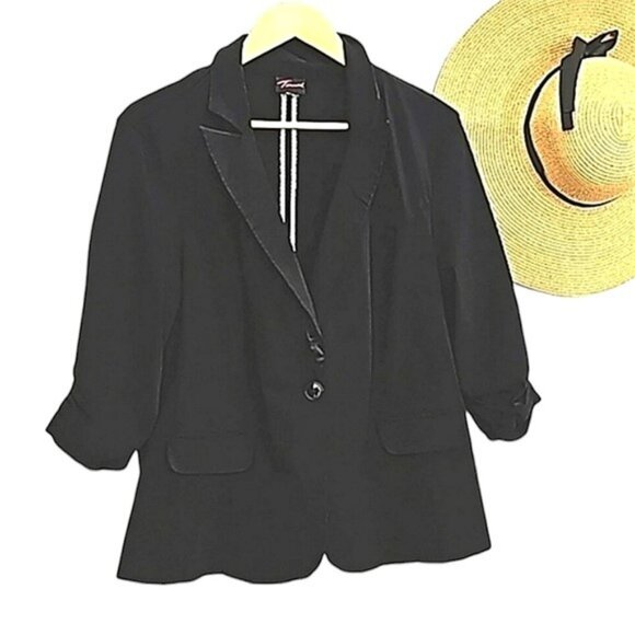 Torrid Women's Black Suit Jacket Blazer Size 1X Tuxedo Style Office Ruche Sleeve - Picture 4 of 16